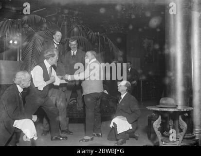 Alte Varieté-Stars Proben im Palladium für ihre weihnachtszeit dort ArthurRoberts und Tom Costello 19. Dezember 1922 Stockfoto