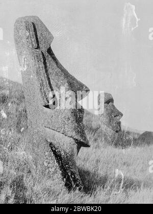 Zwei Statuen von monolithischen menschlichen Figuren aus Stein auf der Insel der Osterinsel in Rano Raraku geschnitzt 17 November 1922 Stockfoto