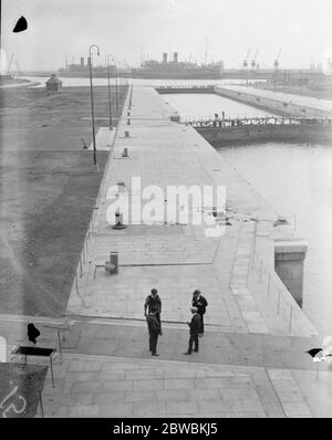 Die PLA £ 3 , 000 , 000 Dock Verbesserung Regelung bei Tilbury die drei Sätze von Schleusentoren, durch die ein Schiff passieren muss, um Trockendock 29 August 1929 zu erreichen Stockfoto