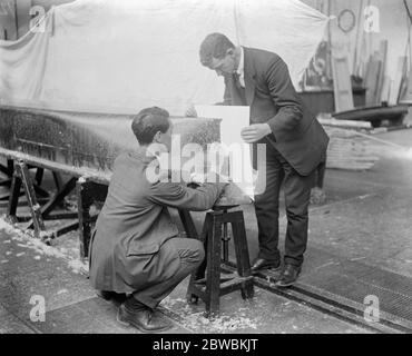 Forschungsarbeiten am National Physical Laboratory, Teddington, um die Pitching-Bewegung von Schiffen auf See zu verringern. Fertigstellung der Heckkontur des Modells. Stockfoto