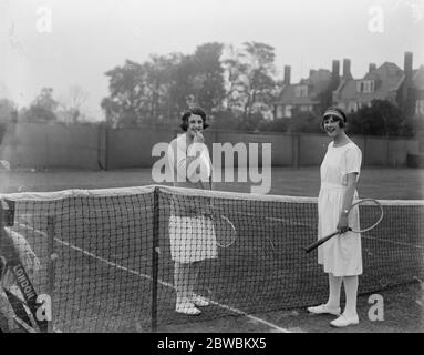 Middlesex Lawn Tennis Championship im Chiswick Park Miss W Saunders und Miss P Saunders vor dem Spiel am 28. Mai 1923 Stockfoto