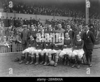 Das Fußballspiel des Jahres Schottland Niederlage England durch ein Tor zu Null in St Andrews Stadium , Birmingham mit einem Tor von Andy N Wilson in der 18 Minuten die schottische Mannschaft Spieler nur unbekannten Reihenfolge Kenny Campbell ( Torhüter ) , Neil McBain , John Marshall II, William Cringan, Jim Blair (Kapitän), Alan Morton John Gilchrist, John Crosbie, Thomas Cairns, Alexander Archibald und Andy N Wilson 8. April 1922 Stockfoto