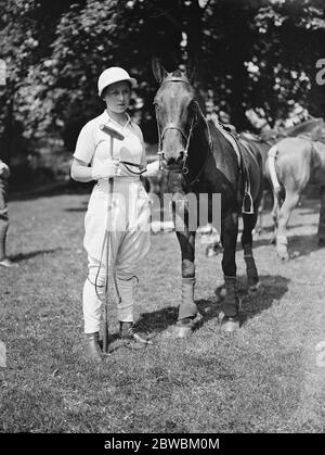 Der Southdown Ladies Polo Club auf dem Royal Artillery Ground im Preston Park, Brighton, Sussex. Miss D'Arcy Defries 1933 Stockfoto