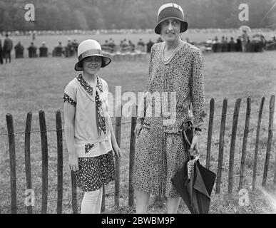 Goodwood Week Poloturnier im Cowdray Park. Hon Daphne Pearson und Viscountess Cowdray 1929 Stockfoto