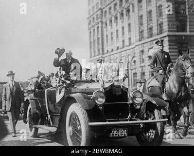 Herr Lloyd George in New York . Herr Lloyd George würdigt den Jubel der Menge in New York . 14. Oktober 1923 Stockfoto