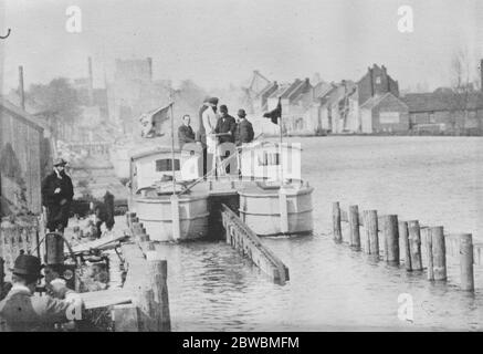 Zug Boote für Kongo Mons Robert B Goldschmidt, Fellow der Universität Brüssel, hat Amphibioua Boote, die bestimmt sind, den Transport im belgischen Kongo zu revolutionieren erfunden. Diese Boote verlassen und wieder das Wasser mit der Bahn und ein Zug von ihnen kann einen Fluch auf der Eisenbahn ohne die geringste Gefahr verhandeln. Die beiden Boote, die derzeit für die Transportversuche im Einsatz sind, tragen so viel Waren, wie mit einem normalen Eisenbahnzug im Kongo transportiert werden kann. Hier ist die Schiene zu sehen, mit der die Boote am 3. Mai 1921 fahren Stockfoto