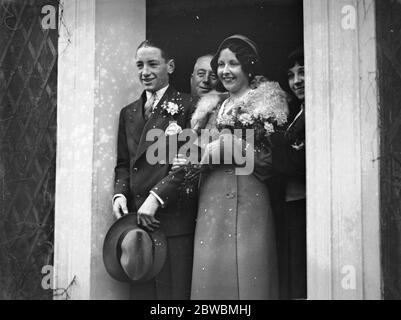 Hochzeit von Charles Smirks und Frau Girvan Barker in Epsom Register Büro Braut und Bräutigam kam und verließ getrennt 13. August 1938 Stockfoto