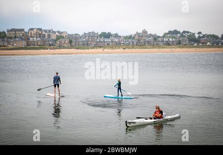 Paddelboarder und Kanufahrer kommen in North Berwick, East Lothian, auf ihre Kosten, da die Menschen ihre Familie und Freunde im Freien treffen und wieder Sport wie Golf und Tennis treiben können, während Schottland in Phase 1 des Plans der schottischen Regierung geht, die Sperre schrittweise zu heben. Stockfoto