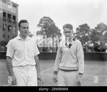 Rasen Tennis Meisterschaften in Wimbledon . Hunter und Richards gegen S M Hadi und D Rutman gestellt. Juli 1923 Stockfoto