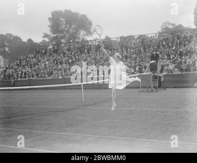 Rasentennismeisterschaften in Wimbeldon das Spiel zwischen Mdlle Suzanne Lenglen und Miss Evelyn Collyer , das kleine Mädchen, das einen ganz eigenen Charme besitzt, zog eine große Menge in Wimbeldon 3 Juli 1922 Stockfoto