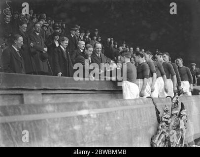 Der Prince of Wales nimmt an einem Fußballspiel zwischen arbeitslosen Teams im Wembley Stadion Teil. Greenwich ( Weiße Hemden ) gegen Walthamstow ( Dunkle Hemden ) 21. März 1934 Stockfoto