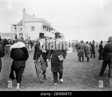 Gesellschaft in Epsom am Oaks Tag . Lord Portarlington (rechts) mit einem Freund. Juni 1923 Stockfoto