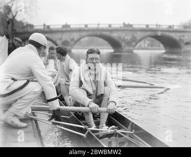 Cambridge Niederlage Oxford in der Boat Race Mr P H G H S Hartley, der die hellen Blues zum dritten Mal in Folge zum Sieg streichelte mit seinem fröhlichen Lächeln 1 April 1922 Stockfoto