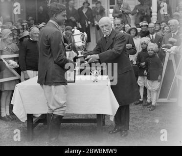 Ranelagh Bauernhof Polo Club . Jaipur gegen Osmaston im Finale der Ranelagh Open Challenge Cup . Der Maharadscha von Jaipur mit und den Empfang der Tasse von General Sir Bindon Blut 10 Juni 1933 Stockfoto