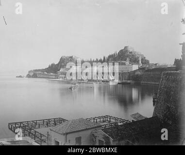 Britische Flagge auf der griechischen Insel erhoben. Ein allgemeiner Blick auf die Zitadelle und den Hafen von Korfu, wo die britische Flagge berichtet wird, von Konterrevolutionären angehoben worden zu sein. Dezember 1922 Stockfoto