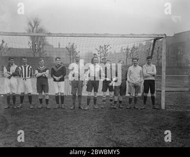 Klerikale Fußballspieler AVC in Aktion EIN einzigartiges Fußballspiel wurde auf dem Boden von Clapton Football Club in der Spotted Dog gespielt, Upton Park in der Londoner Borough of Newham zwischen dem West Ham Klerus, von Canon Guy Rogers (Milatary Cross) Und die Leyton Klerus, von Rural Dean Glass behauptamtnant. Das West Ham Team umfasste Reverend Benjamin Handley Geary (Victoria Cross). Das West Ham Klerus Team Canon Guy Rogers ist mit dem Ball Reverend Benjamin Handley Geary ist rechts von ihm in einem gestreiften Hemd gesehen 4. Februar 1922 Stockfoto