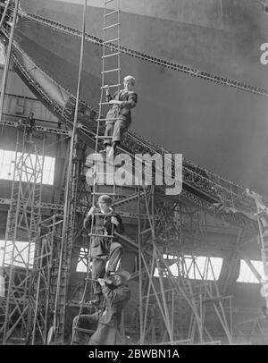 Weltgrößtes Luftschiff für die Vereinigten Staaten Girl Workers auf dem Luftschiff Klettern eine Seilleiter 3. Juni 1921 Stockfoto