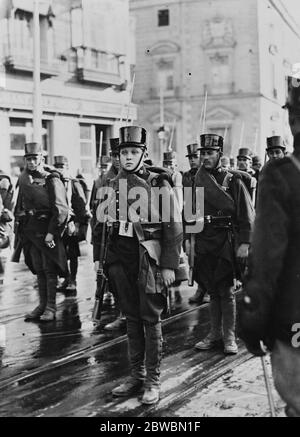 Spanischer Kronprinz mit festem Bajonett der spanische Kronprinz ( rechts ), der nach Manövern durch die Straßen Madrids fährt 21. November 1922 Stockfoto