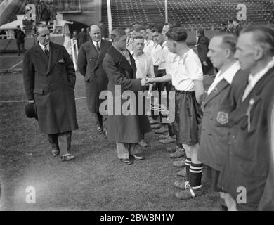 Der Prince of Wales nimmt an einem Fußballspiel zwischen arbeitslosen Teams im Wembley Stadion Teil. Greenwich ( Weiße Hemden ) gegen Walthamstow ( Dunkle Hemden ) 21. März 1934 Stockfoto