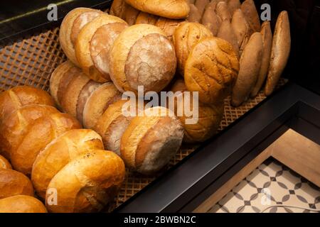Vitrine Regal mit runden Broten in der Bäckerei. Nahaufnahme Stockfoto