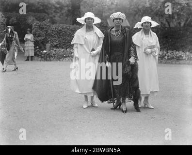 Gesellschaft besucht Ausstellung passt Prinzessin Andreas von Griechenland mit ihren beiden Hochmüigen 13 Juli 1922 Stockfoto