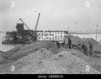 Die Arbeiten gehen rasch auf dem Graviersteg der Southern Railways vor. Die größte der Welt zu sein. Ein neuer Kai wird gebaut, der die Bucht an der Stelle durchschneidet, wo canute so schamlos gescheitert ist, um das Meer am 6. Oktober 1931 zurückzuhalten Stockfoto