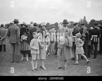 An der Roehampton Pony Gymkhana - Lady Zia Richardson und ihr Sohn Alex mit Major Richardson. 1927 Stockfoto