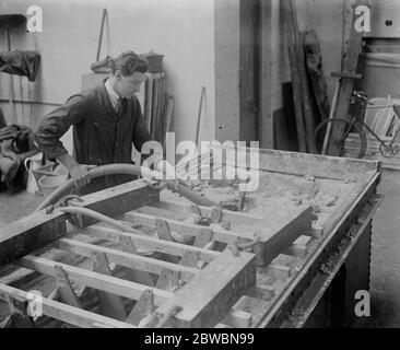 Forschungsarbeiten am National Physical Laboratory, Teddington, um die Pitching-Bewegung von Schiffen auf See zu verringern. Das flüssige Wachs aus dem Schmelztank in die Form laufen lassen. Stockfoto