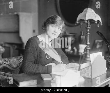 Frau Ian Bullough (Miss Lily Elsie) in ihrem neuen Zuhause, Drury Lane Farm, Gloucestershire. Januar 1921 Stockfoto