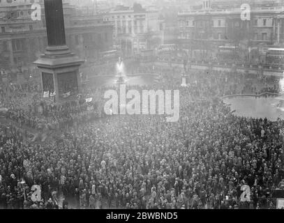 Große Massenversammlung auf dem Trafalgar Square zum Protest, mit den Hungermärschen gegen die Mittelprüfung 30. Oktober 1932 Stockfoto