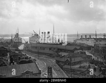Die Szene in Southampton dockt an, wenn der beispiellose Anblick der weltweit größten Liner "Homeric" , "Mauretania" , "SS Majestic" , "SS Aquitania" , "SS Berengaria" und "RMS Empress of Britain" ( rechts , Waren zur gleichen Zeit im Dock. November 1931 Stockfoto