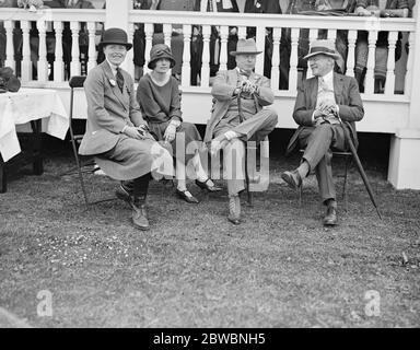 Polo Pony und Pferd Show in Ranelagh von links nach rechts Mrs Miller , Mrs und Hon L Lowther und EIN Freund 1925 Stockfoto