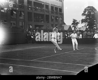 Rasen Tennis Meisterschaften in Wimbledon . Vincent Richards und F T Hunter im Spiel gegen S M Haid und D R Rutham . Juli 1923 Stockfoto