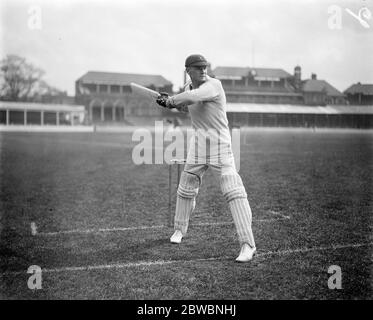 Südafrikanische Cricketspieler üben an der Oval, London Bob Catterall (Robert Hector Catterall) über die Fahrt 26 April 1924 Stockfoto