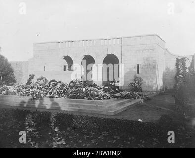 Waffenstillstandstag in Kairo, Enthüllung des Opferkreuzes auf dem britischen protestantischen Friedhof. Der "Stein der Remebrenz" in Kairo mit Waffenstillstandsbekränzen in Position. 21. November 1922 Stockfoto