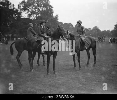 Ladies Mounted Sports in Ranelagh Lady Victoria Fielding ( links ) und Miss C Wardrop 1925 Stockfoto