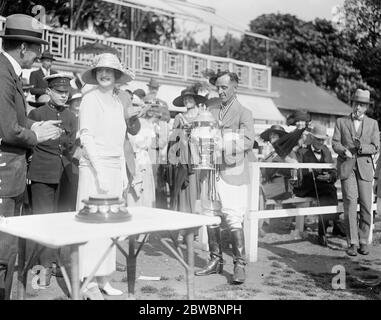 Polo in Hurlingham -Finale des Whitney Cup , Argentinien gegen Quidnuncs Argentinien ( Away ) gegen Quidnuncs Lady Wodehouse überreicht den Pokal an Argentinier 28. Mai 1922 Stockfoto