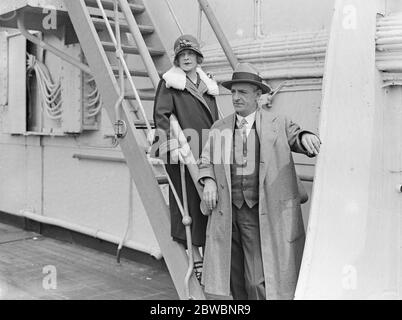 SS Berengaria Ankunft in Southampton Herr Pat Sullivan ( Schöpfer von " Felix die Katze " ) mit Frau Sullivan Stockfoto