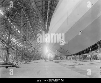 Weltgrößtes Luftschiff für die Vereinigten Staaten die R 38 neben dem Skelett der R 37 3 Juni 1921 Stockfoto