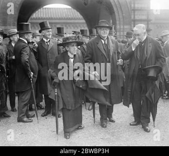 Beerdigung von Lord Morley bei Golders Green Herr Augustine Birrell ( Mitte ) 27. September 1923 Stockfoto