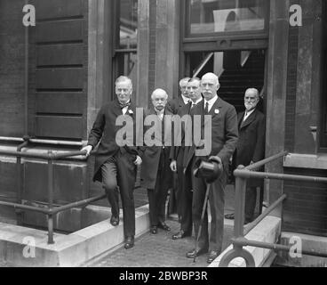 Marquess of Cambridge präsentiert medizinische Schulpreise die Marquess of Cambridge präsentierte die St. Thomes ' s Hospital Medical School Preis in der Governor ' s Hall Sir Cuthbert Wallace (links) , Prof Maclean , Herr C Q Roberts , ( Hospital Secretary ) Und die Marquess of Cambridge 13 Juni 1923 Stockfoto