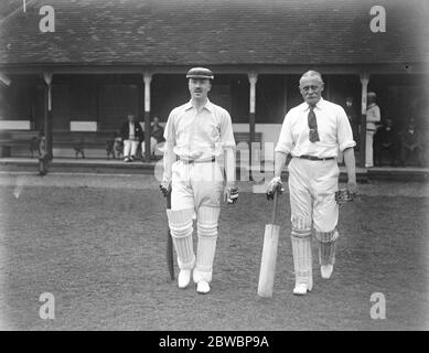 Peers und MP s in Cricket das House of Commons und das House of Lords gegen Westminster School auf dem Boden der letzteren. Lord Gainsford (rechts) Ausgehen mit Kapitän Metcalfe 15 Juni 1922 zu schlagen Stockfoto