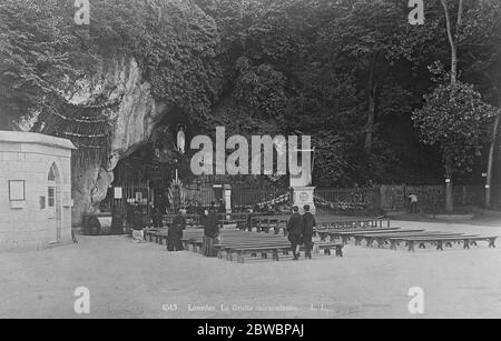 Pilger in Lourdes in Südwestfrankreich die wundersame Grotte in Lourdes, wo sich 20 , 000 Pilger versammeln, 24. August 1921 Stockfoto