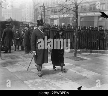 Gedenkfeier für Sir Ross Smith in St Clement Danes, Strand. General Sir Newton und Lady Moore (Australien) Ankunft. 20. April 1922 Stockfoto