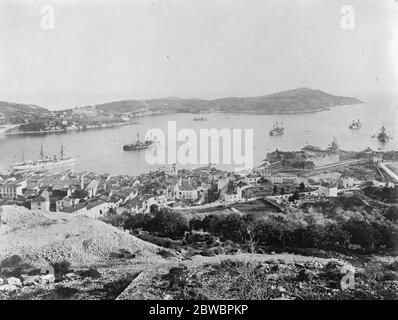 Die königliche Yacht erwartete, in den Hafen von Villefranche zu setzen, um den König und die Königin zu erwarten. Die Stadt und die Straße von Villefranche . 11 März 1925 Stockfoto