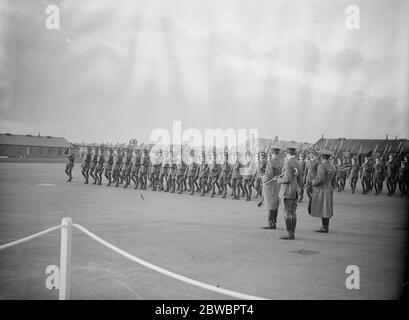 Air Commodore Steel stattete dem RAF Cadet College in Cranwell einen Besuch ab. Kadetten märz vorbei an Air Commodore Steel auf die Weitergabe als Piloten . 19 Dezember 1923 Stockfoto