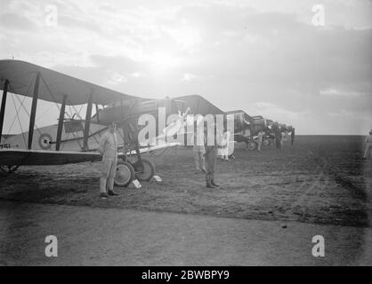 Air Commodore Steel stattete dem RAF Cadet College in Cranwell einen Besuch ab. Kadetten und Maschinen Reihen sich auf, bevor sie ihre Flugfähigkeiten demonstrieren. 19 Dezember 1923 Stockfoto