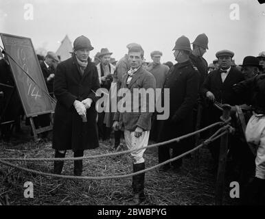 Oxford University Point zu Punkt Hindernisläufe in Stratton Audley . Lord Suirdale (links) und der Hon H R Grosvenor, die jeweils erste und zweite im Bullingdon Cup waren. März 1925 Stockfoto