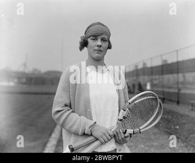 Magdalen Park Rasen Tennis Turnier. Miss Joan Fry, die an den Damen Singles teilgenommen hat. April 1925 Stockfoto