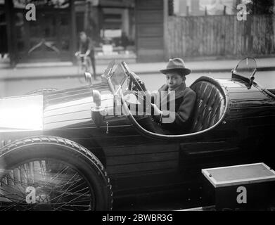 König Feisul 's Sohn kauft ein Auto. Der Emir Ghazi, der Kronprinz von Irak und einziger Sohn von König Feisul ist in der 30/98 Vauxhall Sport Modellauto, das er am Samstag gekauft gesehen. 17. April 1926 Stockfoto